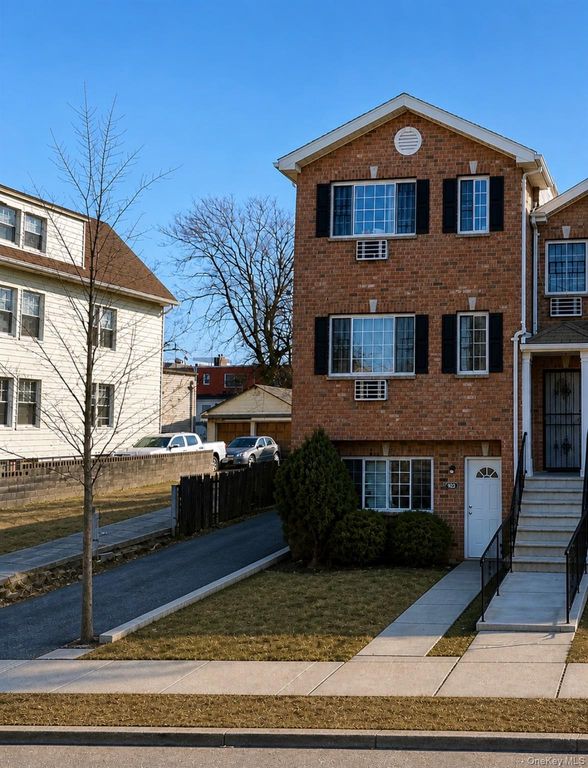 924 E 230th Street, Bronx, NY 10466
