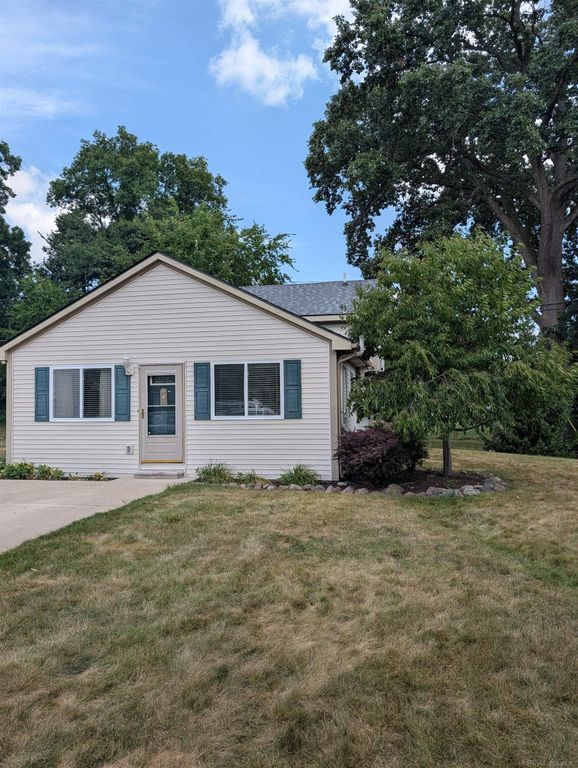 901 S Winding Drive, Waterford, MI 48328
