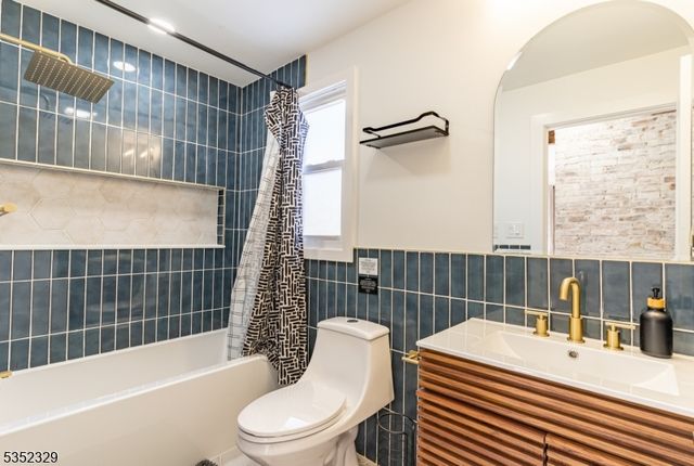 429 Devon St, Kearny Town, NJ 07032