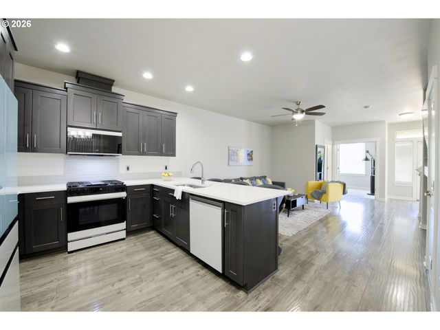 5249 Se DAVIS Rd, Hillsboro, OR 97123
