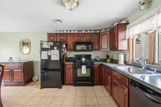 279 Central St 279, East Bridgewater, MA 02333