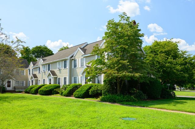 279 Central St 279, East Bridgewater, MA 02333