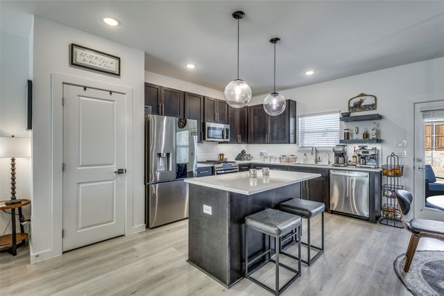 552 Brook View Drive, Van Alstyne, TX 75495