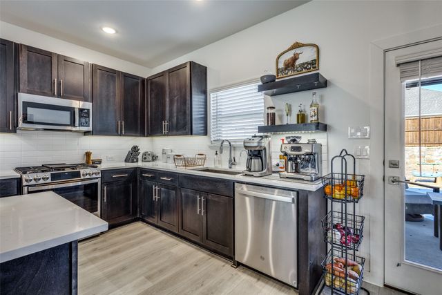 552 Brook View Drive, Van Alstyne, TX 75495