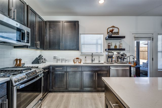 552 Brook View Drive, Van Alstyne, TX 75495