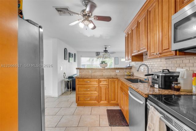 2721 NE 8th Ave, Pompano Beach, FL 33064