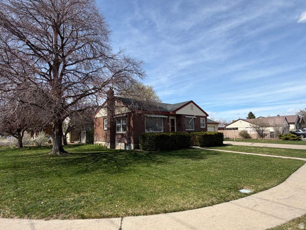 Image 3 of property listing at 909 EVERGREEN DR, Logan, UT 84321