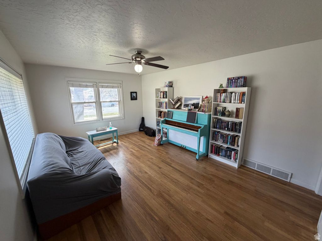 Image 6 of property listing at 909 EVERGREEN DR, Logan, UT 84321