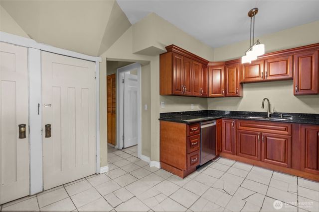 2010 NE 54th Street, Seattle, WA 98105