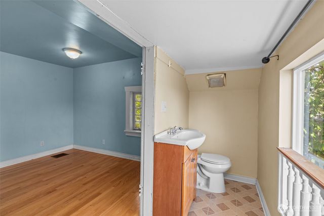 2010 NE 54th Street, Seattle, WA 98105