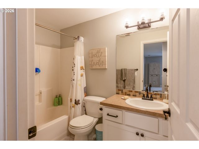 306 E 16th Pl, La Center, WA 98629