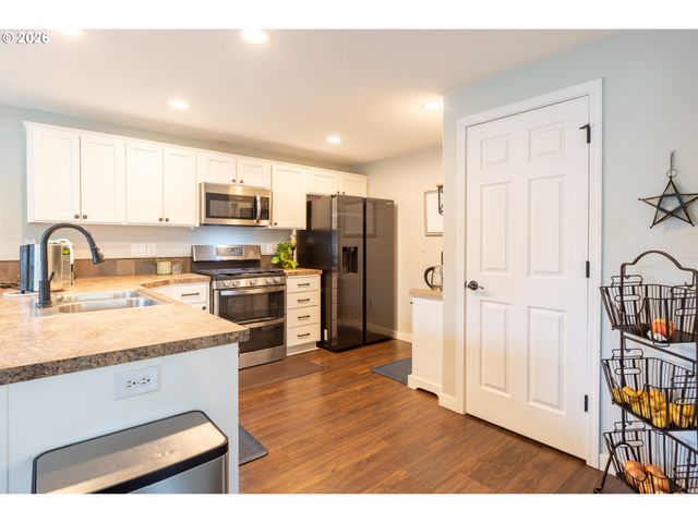 306 E 16th Pl, La Center, WA 98629