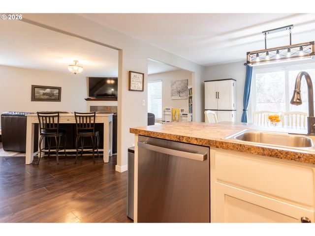 306 E 16th Pl, La Center, WA 98629