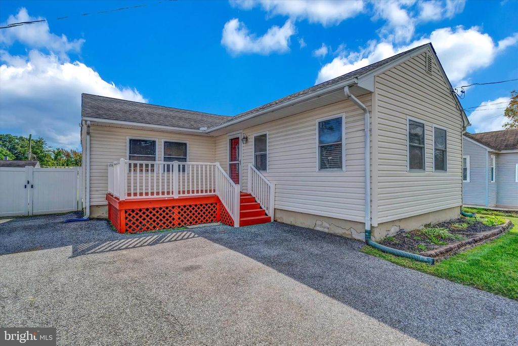Image 2 of property listing at 125 RANGE RD, Glen Burnie, MD 21061