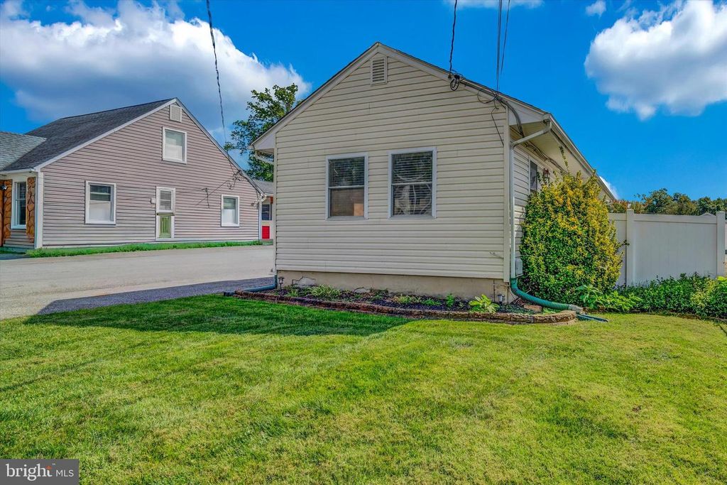 Image 3 of property listing at 125 RANGE RD, Glen Burnie, MD 21061