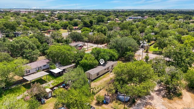 1117 PLUM ST, Floresville, TX 78114