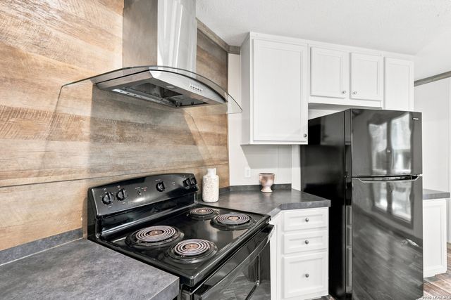 1117 PLUM ST, Floresville, TX 78114