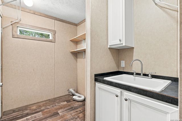 1117 PLUM ST, Floresville, TX 78114