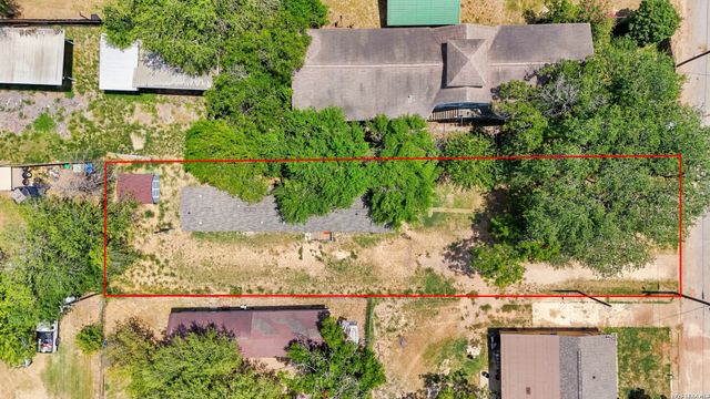 1117 PLUM ST, Floresville, TX 78114