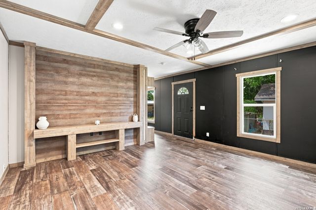 1117 PLUM ST, Floresville, TX 78114