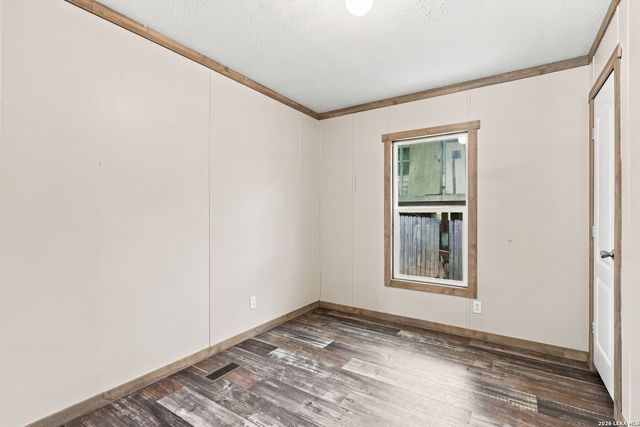 1117 PLUM ST, Floresville, TX 78114