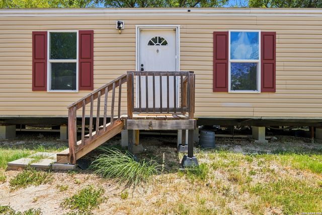 1117 PLUM ST, Floresville, TX 78114