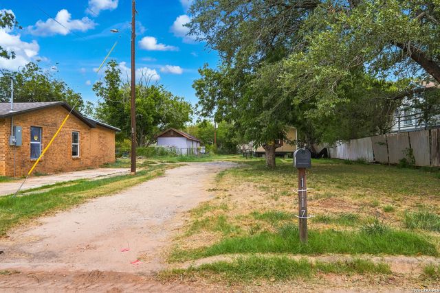 1117 PLUM ST, Floresville, TX 78114