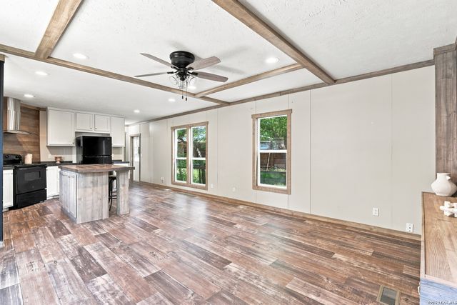 1117 PLUM ST, Floresville, TX 78114