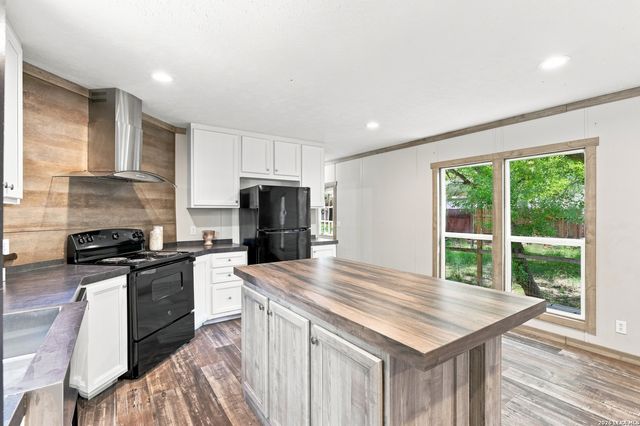 1117 PLUM ST, Floresville, TX 78114