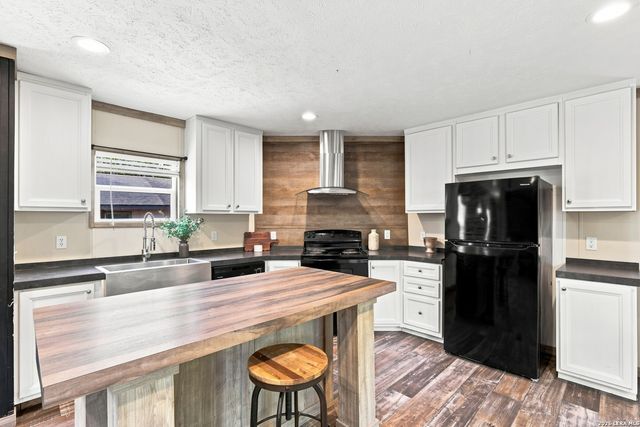 1117 PLUM ST, Floresville, TX 78114