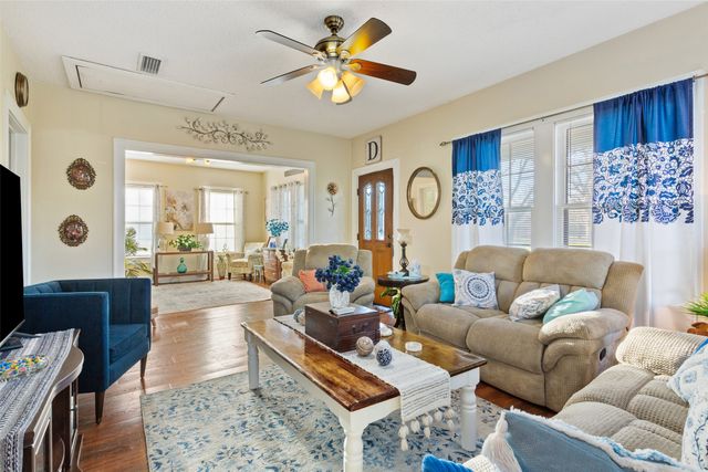 1026 W 7th Street, Mcgregor, TX 76657