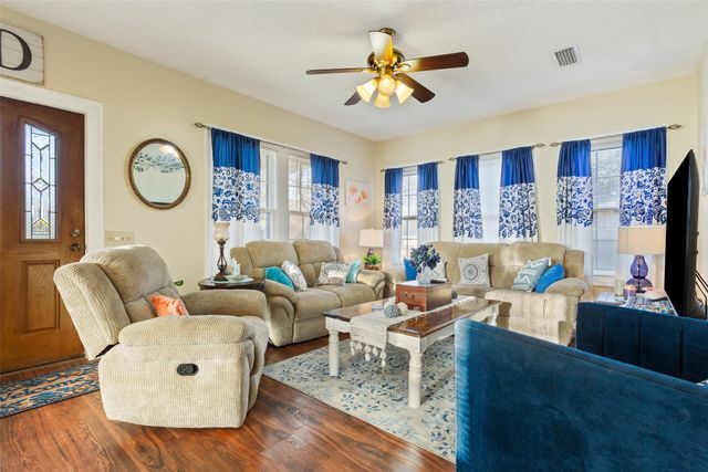 1026 W 7th Street, Mcgregor, TX 76657