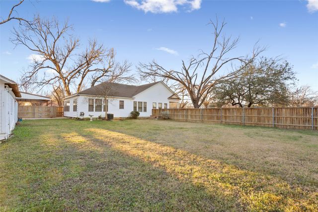 1026 W 7th Street, Mcgregor, TX 76657