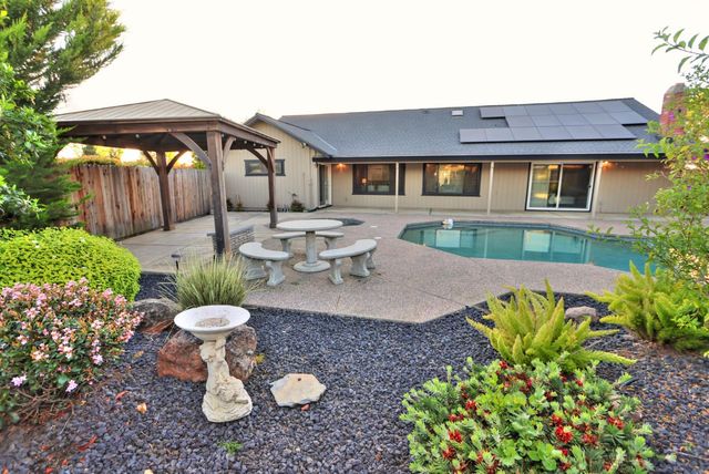 3802 Sweetwater Dr, Rocklin, CA 95677