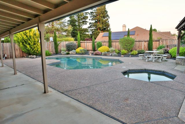 3802 Sweetwater Dr, Rocklin, CA 95677