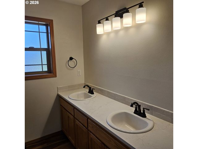 1713 E 11TH St, Newberg, OR 97132
