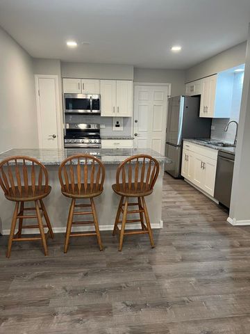 1313 S Rebecca Road 209, Lombard, IL 60148