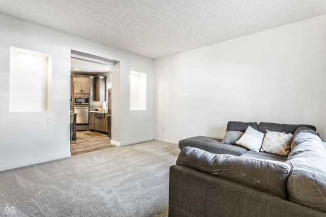 8688 Buffett Parkway, Fishers, IN 46038