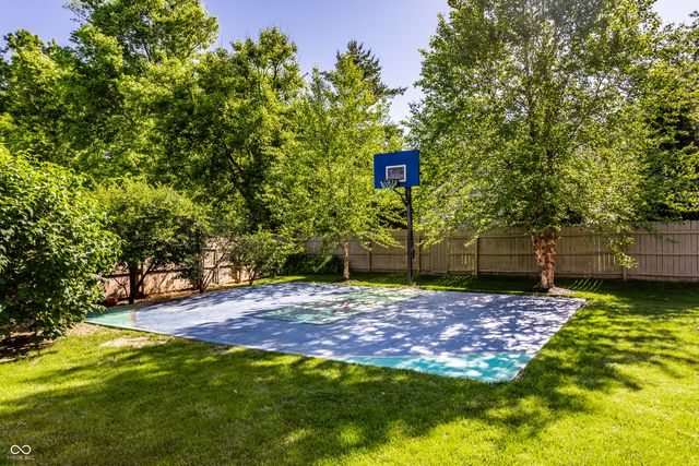 8688 Buffett Parkway, Fishers, IN 46038