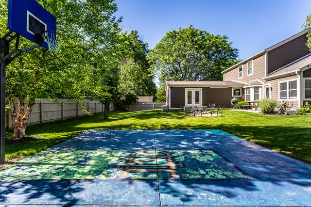 8688 Buffett Parkway, Fishers, IN 46038