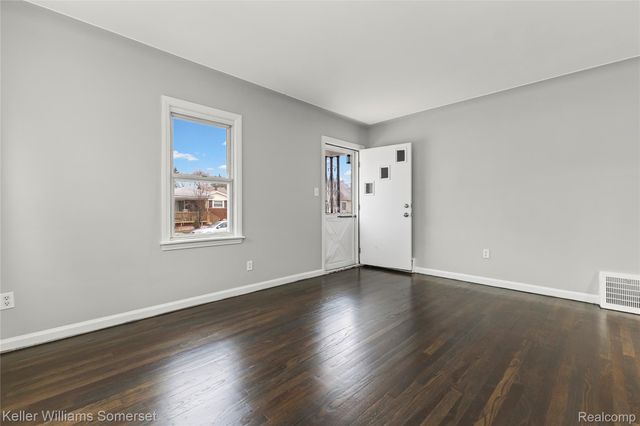 1081 Mill Street, Lincoln Park, MI 48146