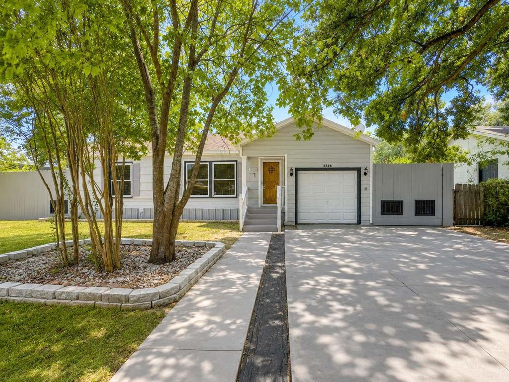 2506 Edgewood Street, Liberty, TX 77575
