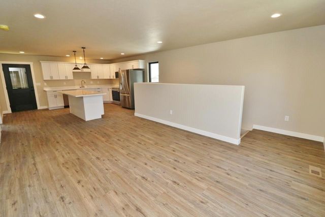 608 14th St SE, Minot, ND 58701