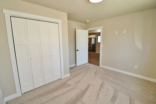 608 14th St SE, Minot, ND 58701
