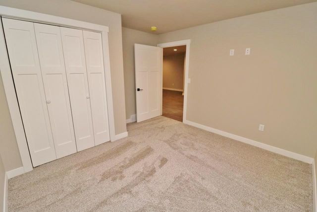 608 14th St SE, Minot, ND 58701