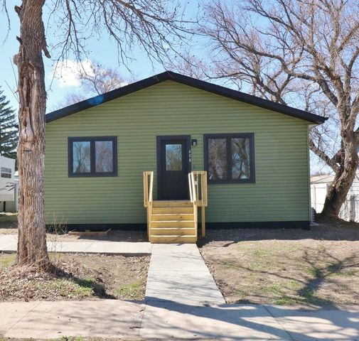 608 14th St SE, Minot, ND 58701