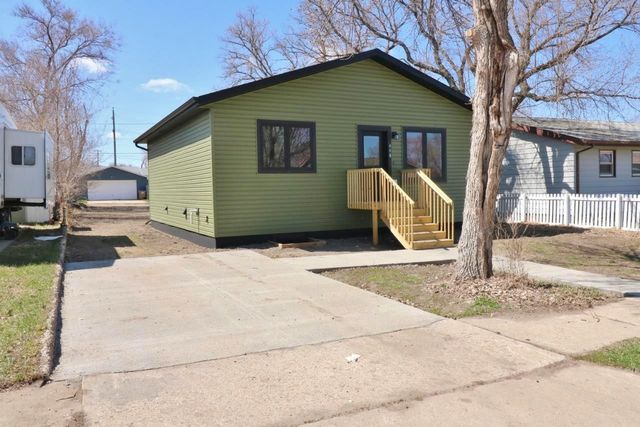 608 14th St SE, Minot, ND 58701