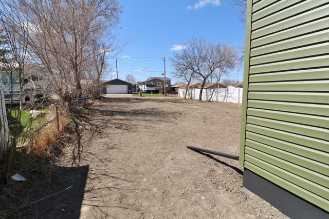 608 14th St SE, Minot, ND 58701
