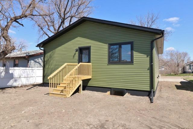 608 14th St SE, Minot, ND 58701