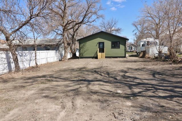 608 14th St SE, Minot, ND 58701